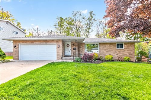 7704 Cecelia Drive, Parma, OH, 44134 | Card Image