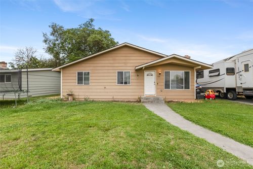 720 S Kennedy Pl, Moses Lake, WA, 98837-2912 | Card Image