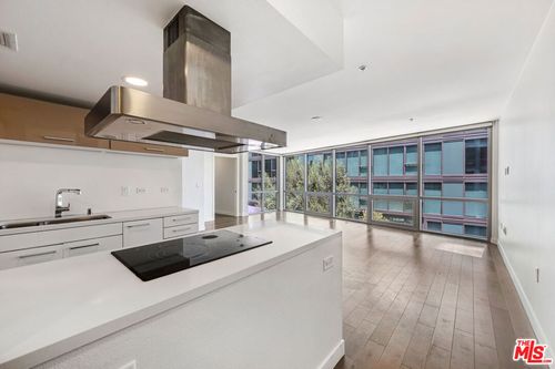 601-901 S Flower St, Los Angeles, CA, 90017-2801 | Card Image