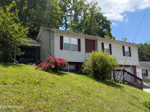 8946 Heathercrest Dr, Powell, TN, 37849-3043 | Card Image