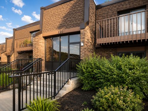 1d-121 Mullingar Ct, Schaumburg, IL, 60193-3258 | Card Image