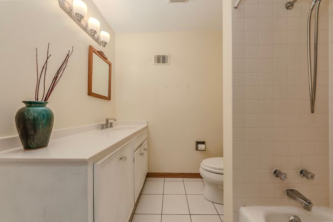 806 - 806 Chanticleer Ln, Condo with 3 bedrooms, 2 bathrooms and 2 parking in Hinsdale IL | Image 23