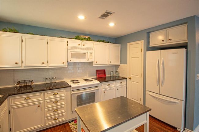 330 Holiday Ln, House other with 3 bedrooms, 2 bathrooms and 4 parking in Coldspring TX | Image 6
