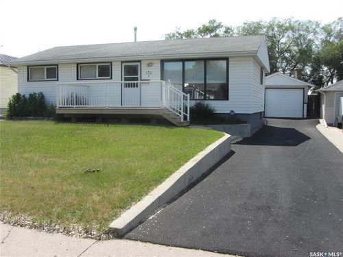 131 Vancouver Avenue S, Saskatoon, SK, S7M3M8 | Card Image
