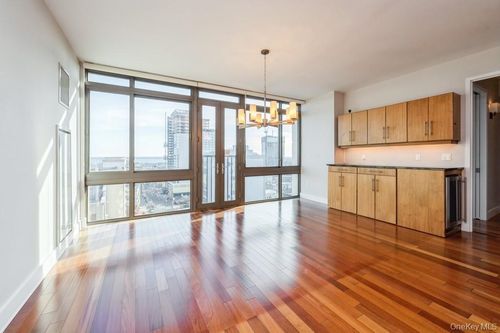 16041605-175 Huguenot St, New Rochelle, NY, 10801-7761 | Card Image