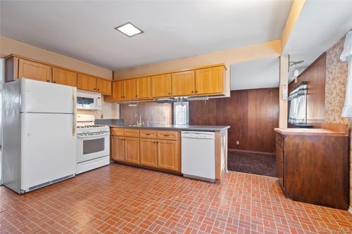 696 Bohemia Pkwy, Sayville, NY, 11782-3305 | Card Image