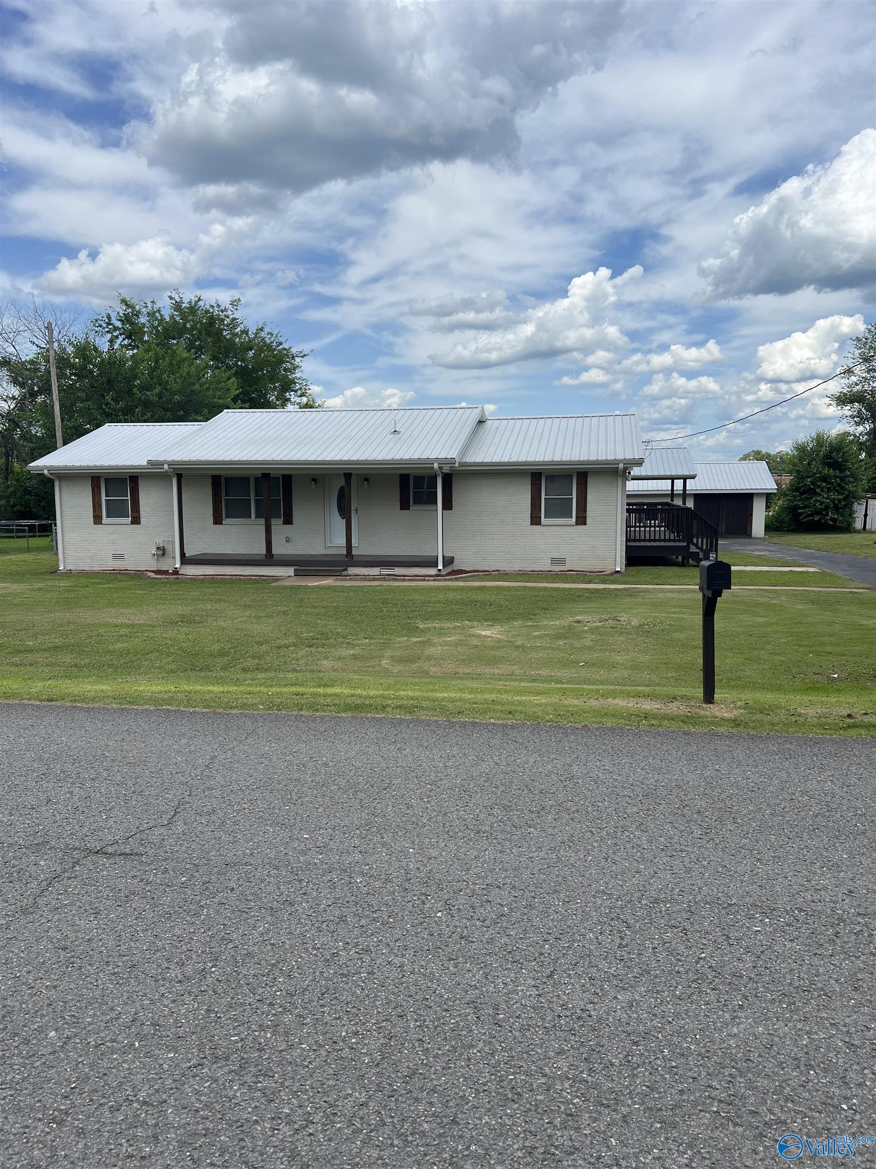 Nelson St, Hartselle, AL 35640