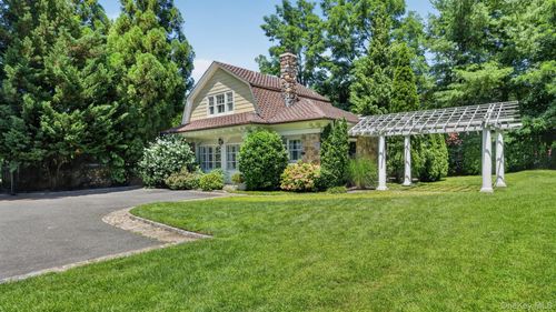 1058 Plandome Rd, Manhasset, NY, 11030-1033 | Card Image
