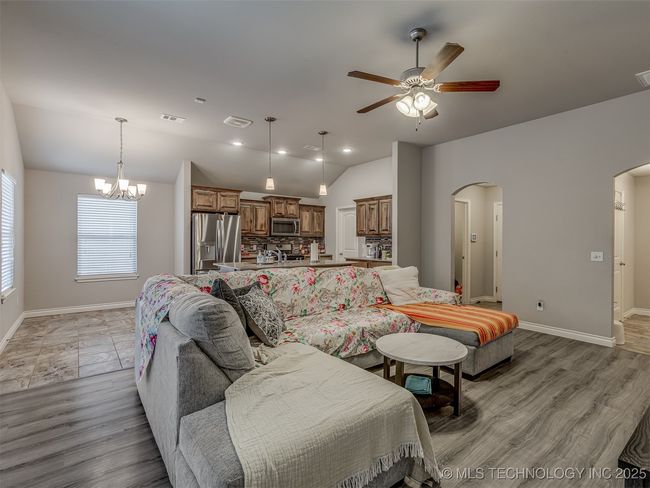 13 Evermore Ln, House other with 3 bedrooms, 2 bathrooms and null parking in Yukon OK | Image 9