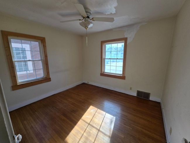 Ceiling fan and closet | Image 16