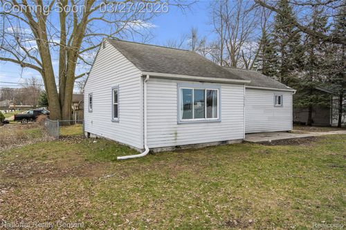 23725 Bredow Ave, Brownstown Twp, MI, 48174-9433 | Card Image