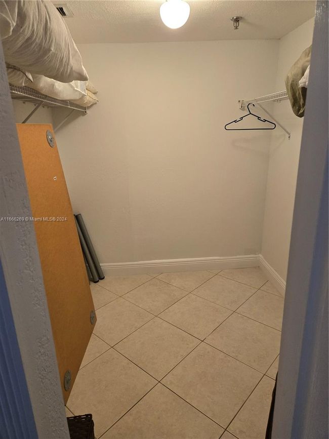 APT-810 - 2625 Collins Ave, Condo with 1 bedrooms, 2 bathrooms and null parking in Miami Beach FL | Image 12