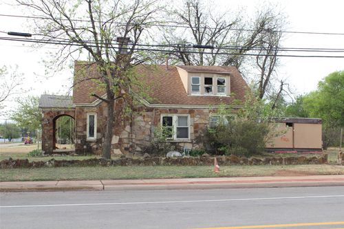 111 S 7th Ave, Munday, TX, 76371-2109 | Card Image