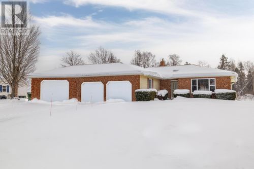 4 Cudmore Lane, Brackley, PE, C1E2P8 | Card Image