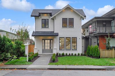 255 28 Th St W, House other with 6 bedrooms, 4 bathrooms and 4 parking in North Vancouver BC | Image 1