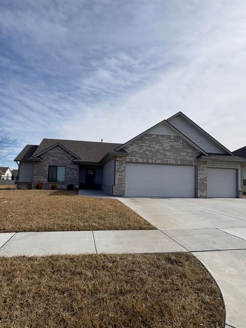 5032 N Highland St, Bel Aire, KS, 67220-2800 | Card Image