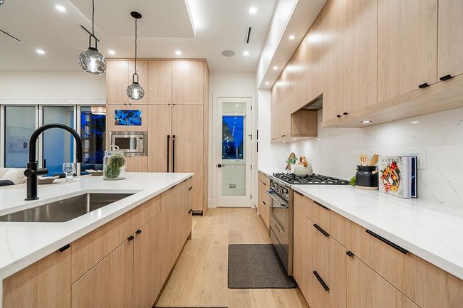 8386 14 Th Ave, Home with 5 bedrooms, 5 bathrooms and 3 parking in Burnaby BC | Image 10