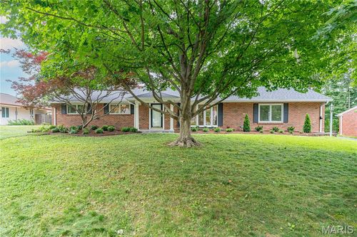 8 Tealwood Dr, Creve Coeur, MO, 63141-7908 | Card Image