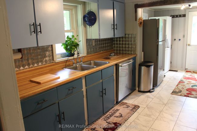 24430 Highway 35 Highway, Home with 2 bedrooms, 1 bathrooms and 4 parking in Lake of Bays ON | Image 17