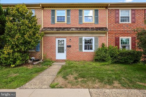 4 Stonegate Vlg, QUAKERTOWN, PA, 18951-2341 | Card Image