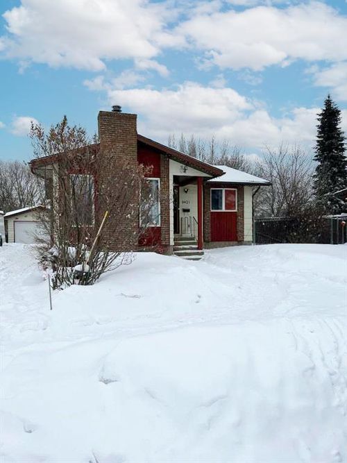 9421 70 Ave, Grande Prairie, AB, T8V5W7 | Card Image