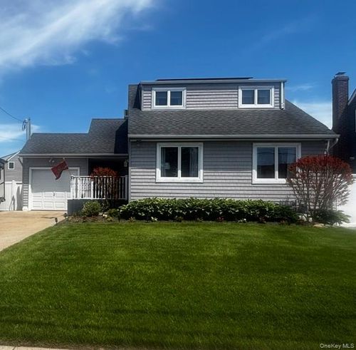 101 Buena Vista Blvd, Lindenhurst, NY, 11757-6551 | Card Image