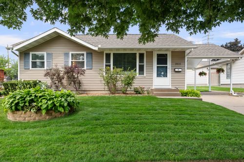 2412 Maplecrest Rd, Bettendorf, IA, 52722-2726 | Card Image