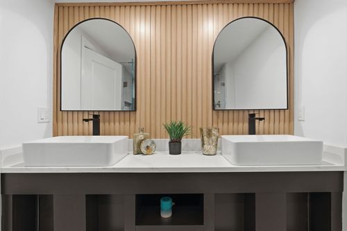 35 Oak St, Tewksbury, MA, 01876-4323 | Card Image