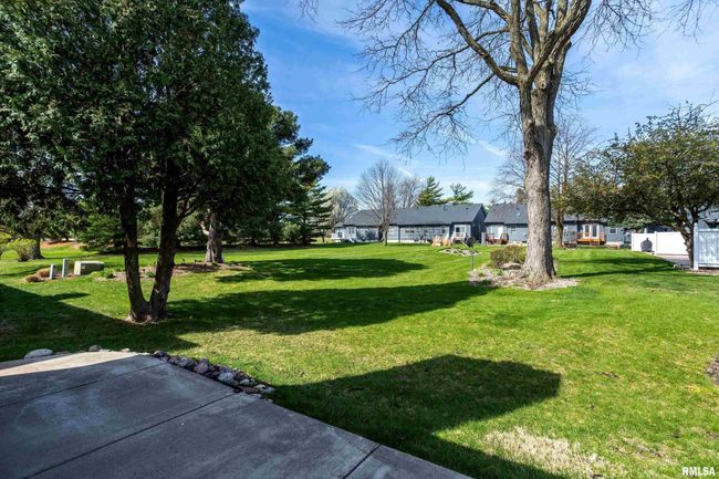 5952 Crow Valley Park Dr, Condo with 2 bedrooms, 2 bathrooms and null parking in Davenport IA | Image 5