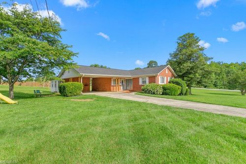 415 Crestview Dr, Thomasville, NC, 27360-3205 | Card Image