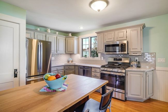 22 Elm St, House other with 3 bedrooms, 1 bathrooms and 5 parking in Woburn MA | Image 8