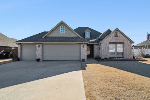 2016 Graham Ave, Pryor, OK, 74361-4552 | Card Image