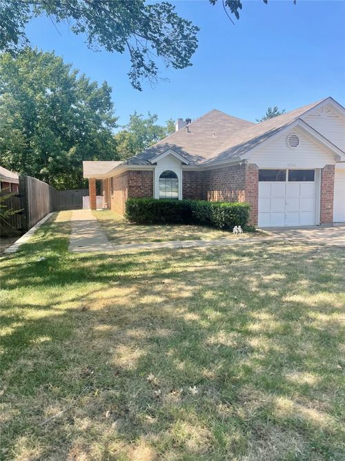 9261 Meandering Dr, North Richland Hills, TX, 76182-3273 | Card Image