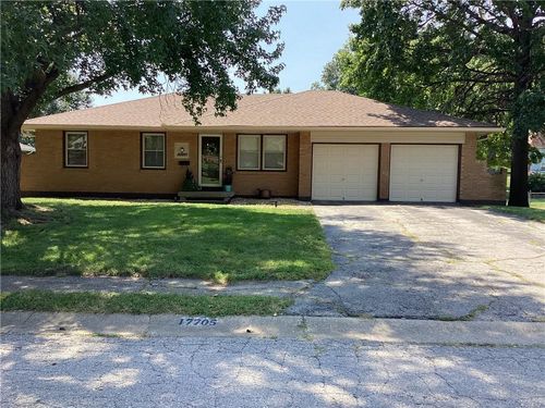 17705 E Redwood Dr, Independence, MO, 64056-1940 | Card Image