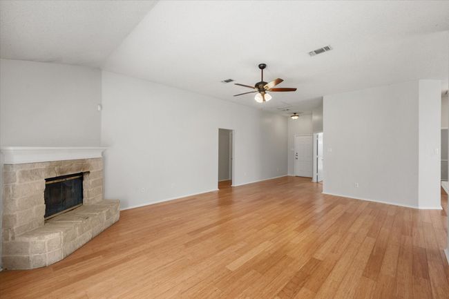 1610 Crestmeadow Ln, House other with 3 bedrooms, 2 bathrooms and null parking in Mansfield TX | Image 4