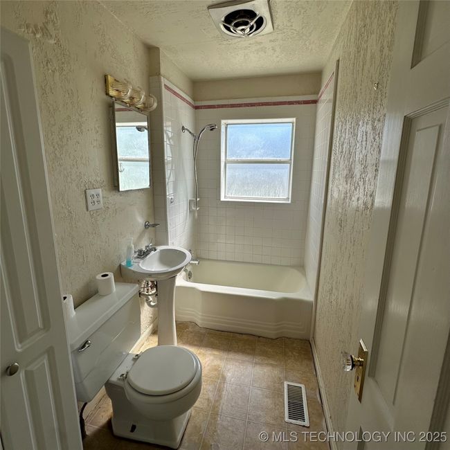 Bathroom 1 | Image 10