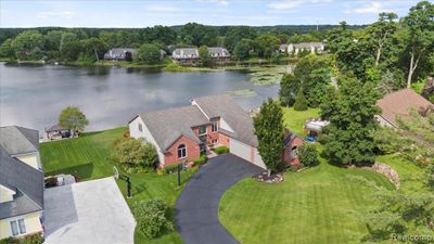 9042 Softwater Woods Drive, Home with 4 bedrooms, 3 bathrooms and null parking in Springfield Twp MI | Image 3