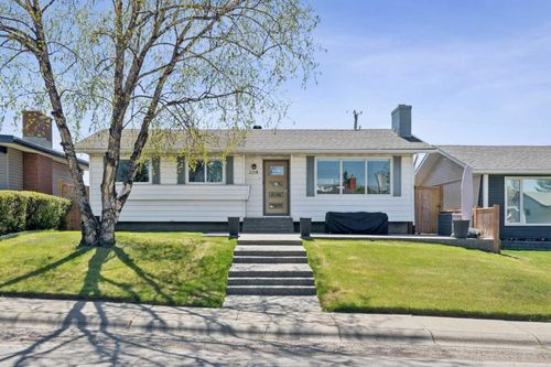 2219 Munro Dr Ne, Calgary, AB, T2E5Y7 | Card Image