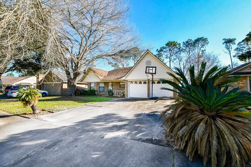 68 Alexander Ct, Angleton, TX, 77515-3772 | Card Image