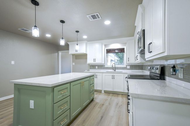 beautiful island with plenty of cabinet space | Image 6