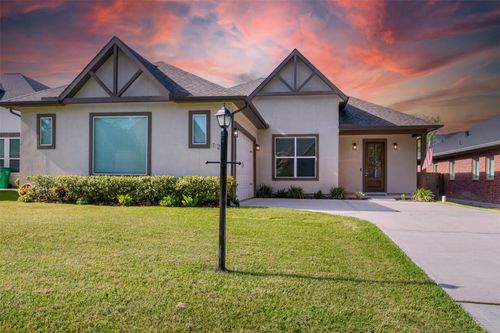 121 Bermuda Cir, Montgomery, TX, 77356-8208 | Card Image