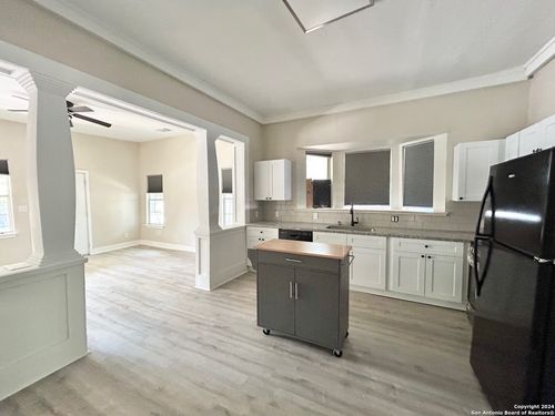 1135 W Ridgewood Ct, San Antonio, TX, 78201-4629 | Card Image