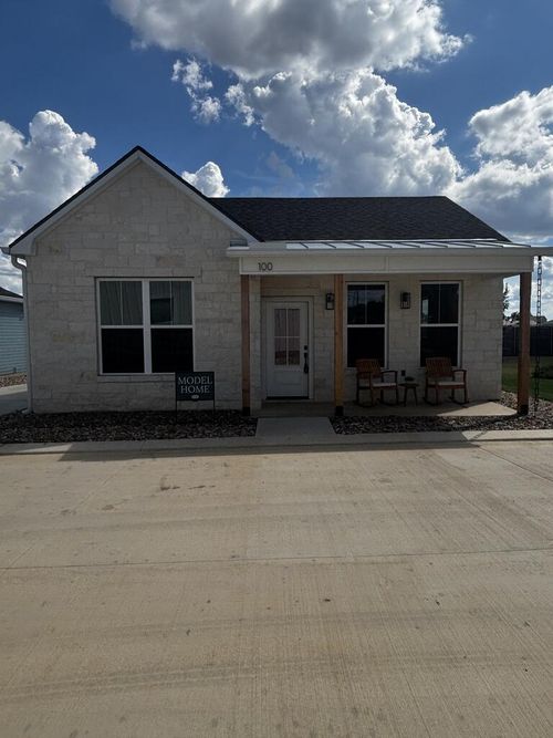 100-802 S Creek St, Fredericksburg, TX, 78624-4888 | Card Image