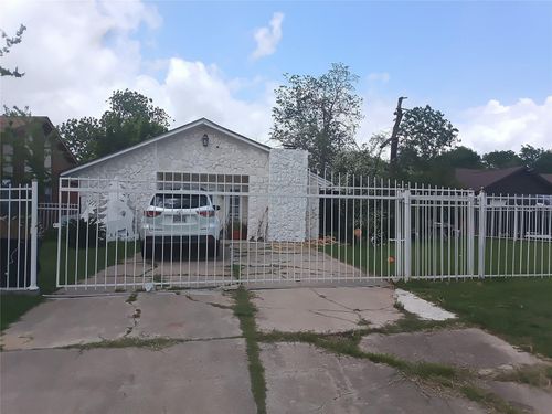 17211 Woodburn Dr, Houston, TX, 77049-1133 | Card Image