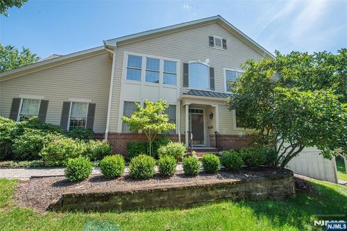 75 Schindler Way, Fairfield, NJ, 07004-2137 | Card Image