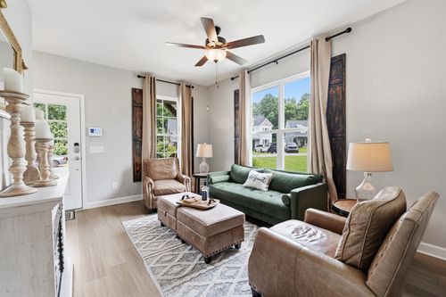 431 Evans Dr, Tullahoma, TN, 37388-6446 | Card Image
