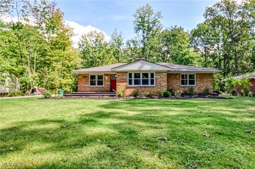 27828 White Rd, Willoughby Hills, OH, 44092-2823 | Card Image