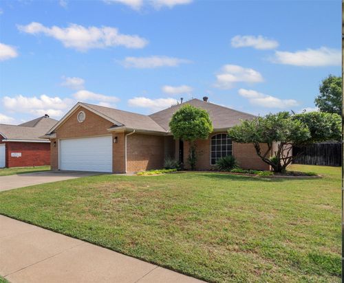 137 Blue Wood Dr, Saginaw, TX, 76179-1464 | Card Image