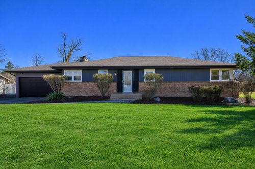 9032 N Regent Rd, Bayside, WI, 53217-1801 | Card Image