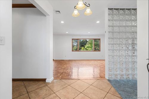 4 Marshmallow Dr, Commack, NY, 11725-1019 | Card Image